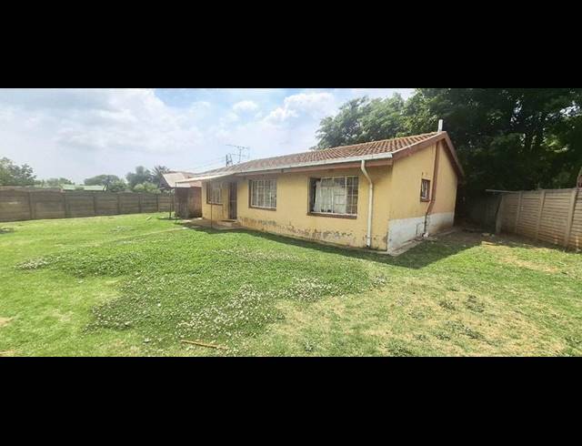23 BEDROOM HOUSE FOR SALE IN KEMPTON PARK EXT 02